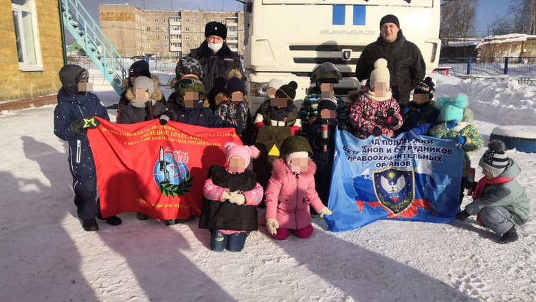 Полицейские в Свердловской области повели детсадовцев на экскурсию в автозак