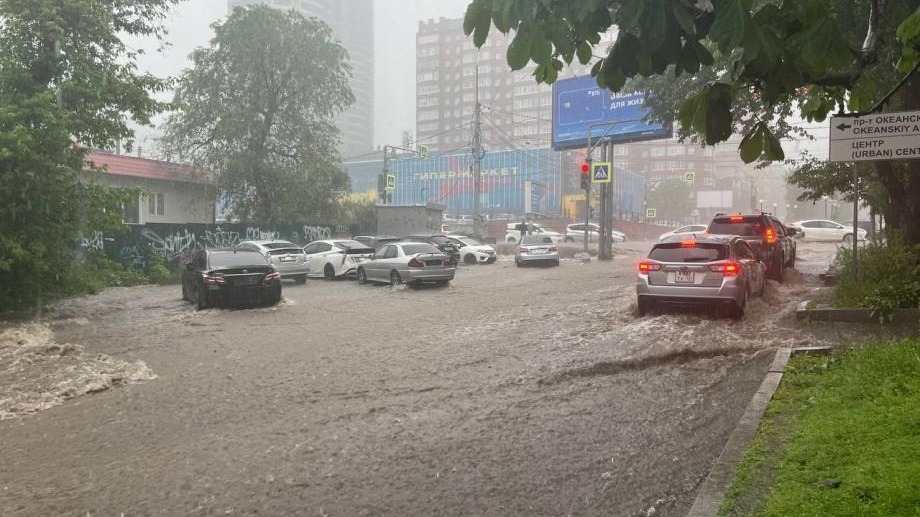 Дожди во Владивостоке привели к затоплению нескольких улиц (ВИДЕО)
