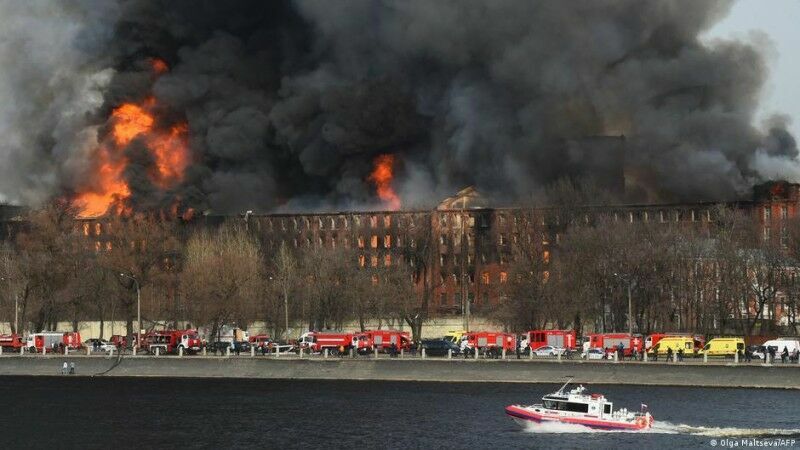 Пожар на "Невской мануфактуре" не могут потушить вторые сутки