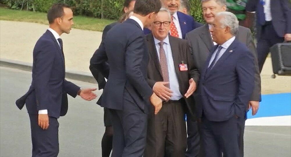Пьяную походку главы Еврокомиссии на саммите НАТО объяснили больной спиной