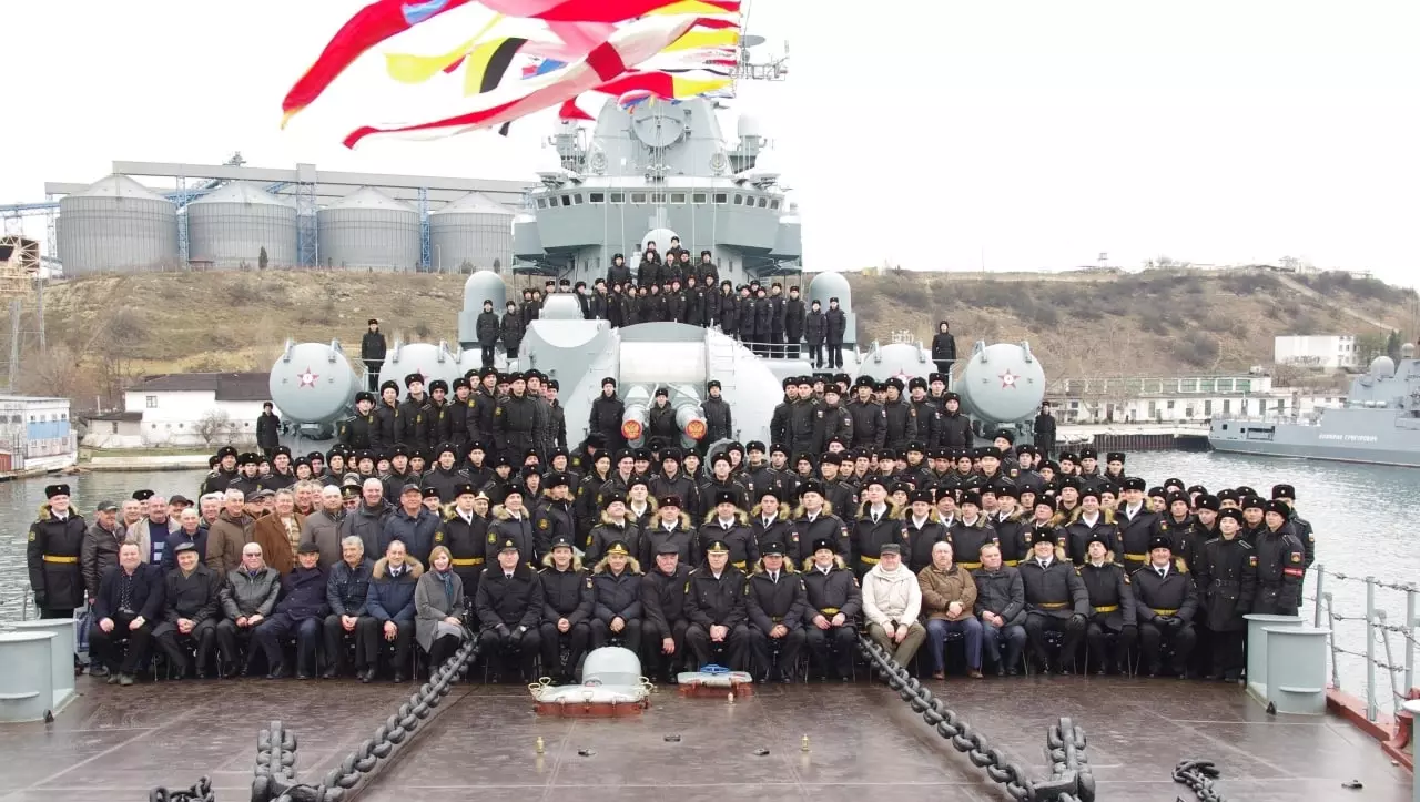 В Севастополе тихо и скромно открыли памятник 21 погибшему моряку крейсера «Москва»