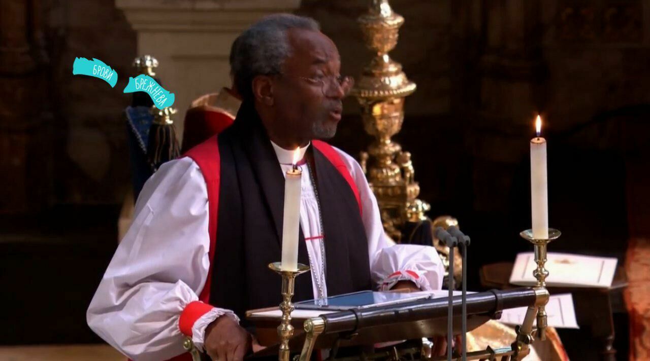 Афро-священник, читающий проповедь с планшета, на свадьбе семьи монархов. 