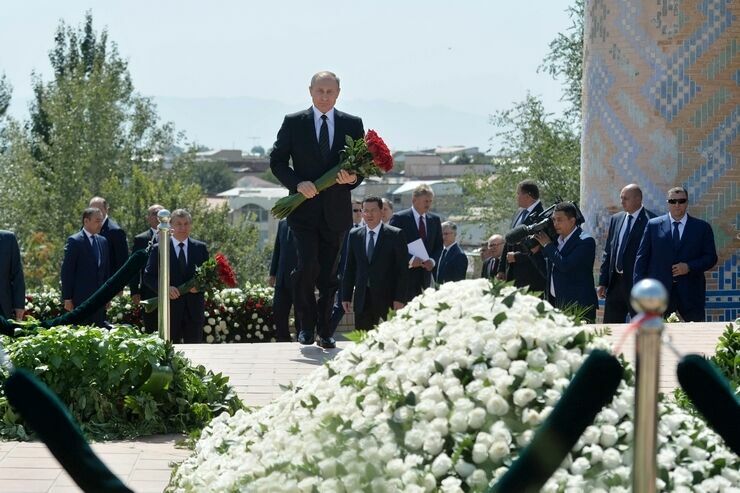 Путин принес красные розы на могилу Каримова в Самарканде