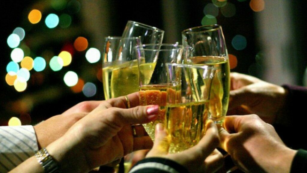 Перед Новым годом в России проверят качество шампанского и коньяка