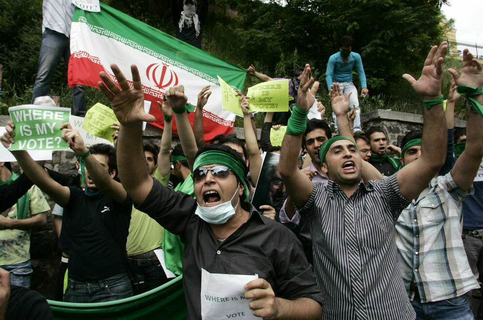Прореха в мракобесии: в Иране публично называют имя шаха