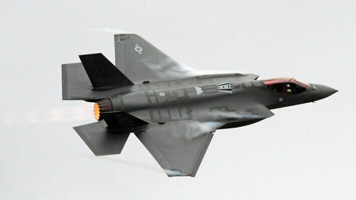 Американский истребитель пятого поколения F-35...