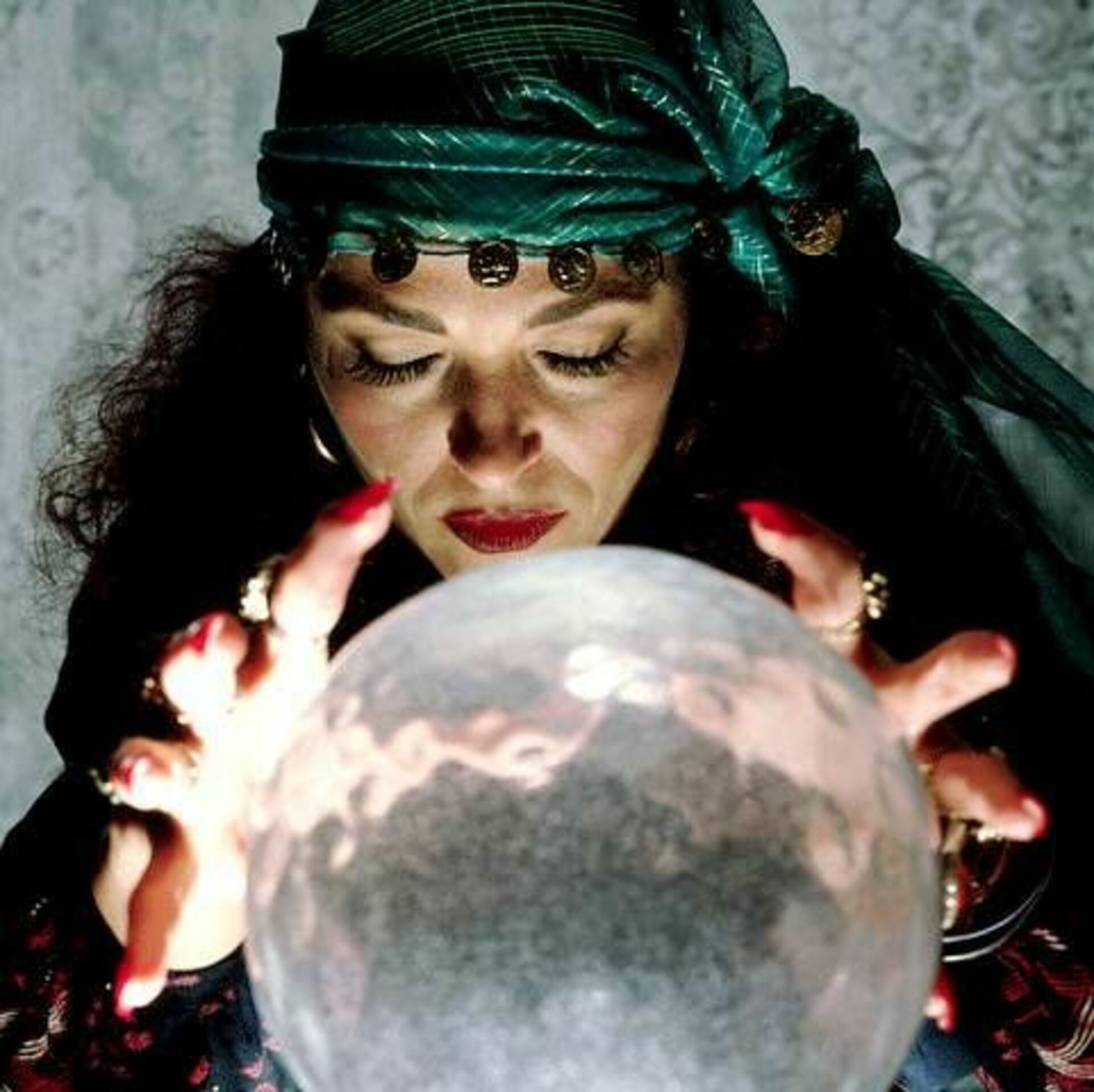 Как называется цыганка предсказывающая судьбу. Ведьма с шаром. Колдунья с шаром. Ведьма с хрустальным шаром. Колдунья с магическим шаром.