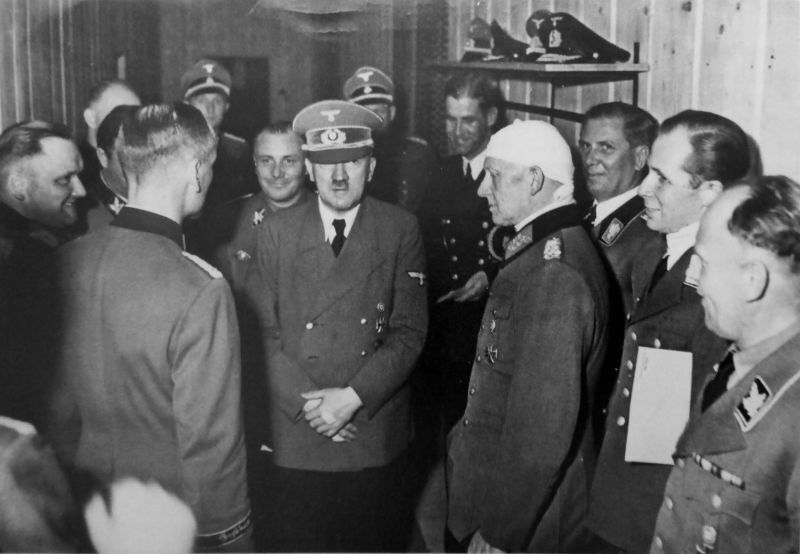 Гитлер и его окружение после взрыва бомбы во время совещания в главной ставке «Вольфшанце».