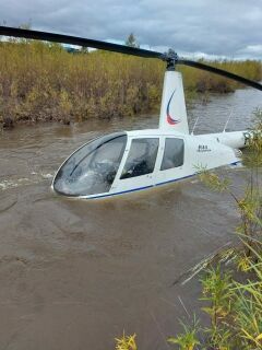 В Чите вертолет экстренно приземлился на реку и ушел под воду
