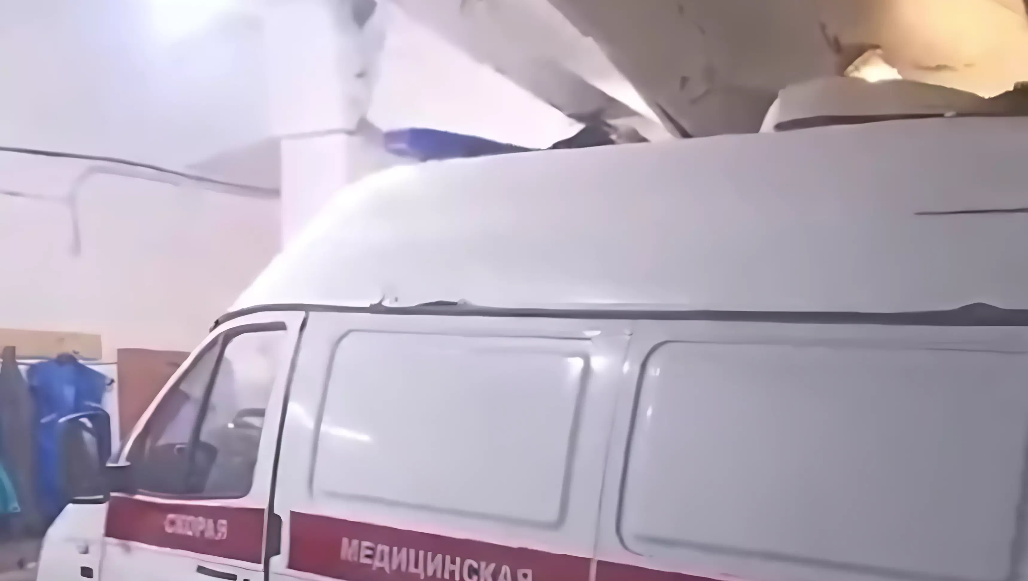 В Свердловской области крыша гаража обрушилась на машины скорой помощи