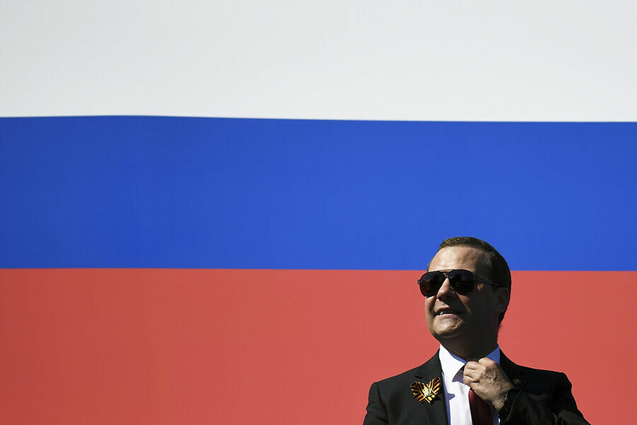 Дмитрий Медведев бьет тревогу: нефтедоллары иссякнут еще быстрее, чем казалось