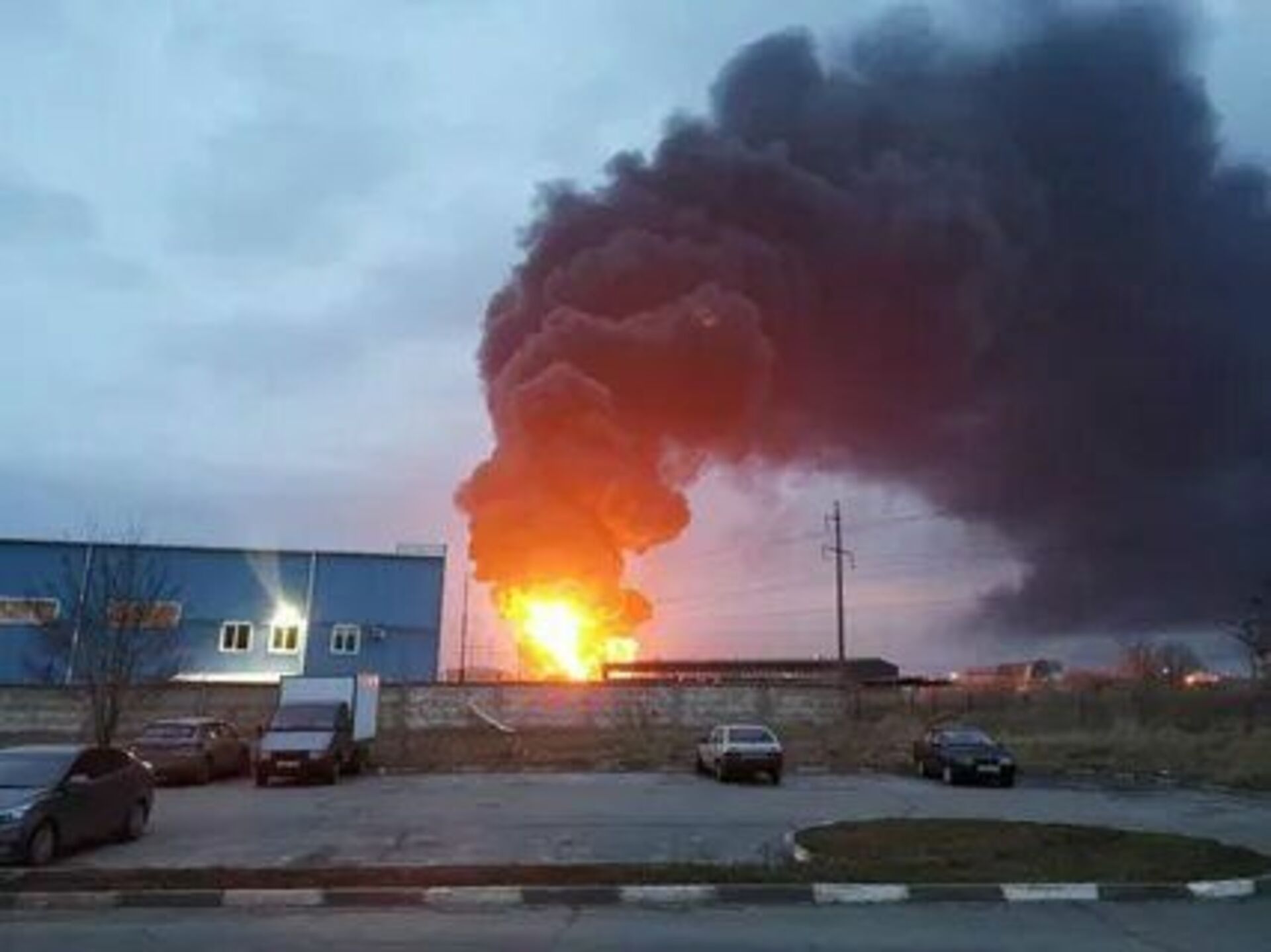 Удар по нефтебазе сегодня. Белгород Нефтебаза удар. Пожар на нефтебазе в Белгороде. Горит Нефтебаза в Белгороде. Нефтебаза Белгород два вертолёта.