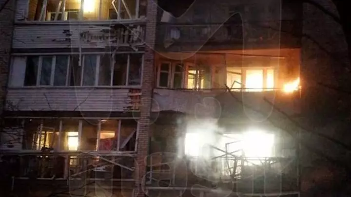 Последствия атаки дрона на пятиэтажку в Петербурге.