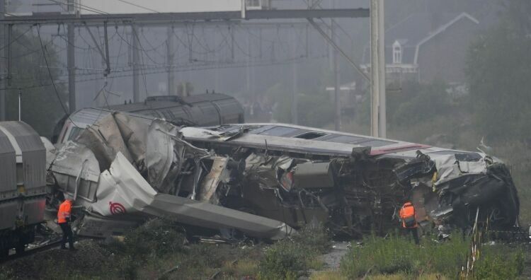 Пассажирский поезд столкнулся с грузовым составом в Бельгии, есть жертвы