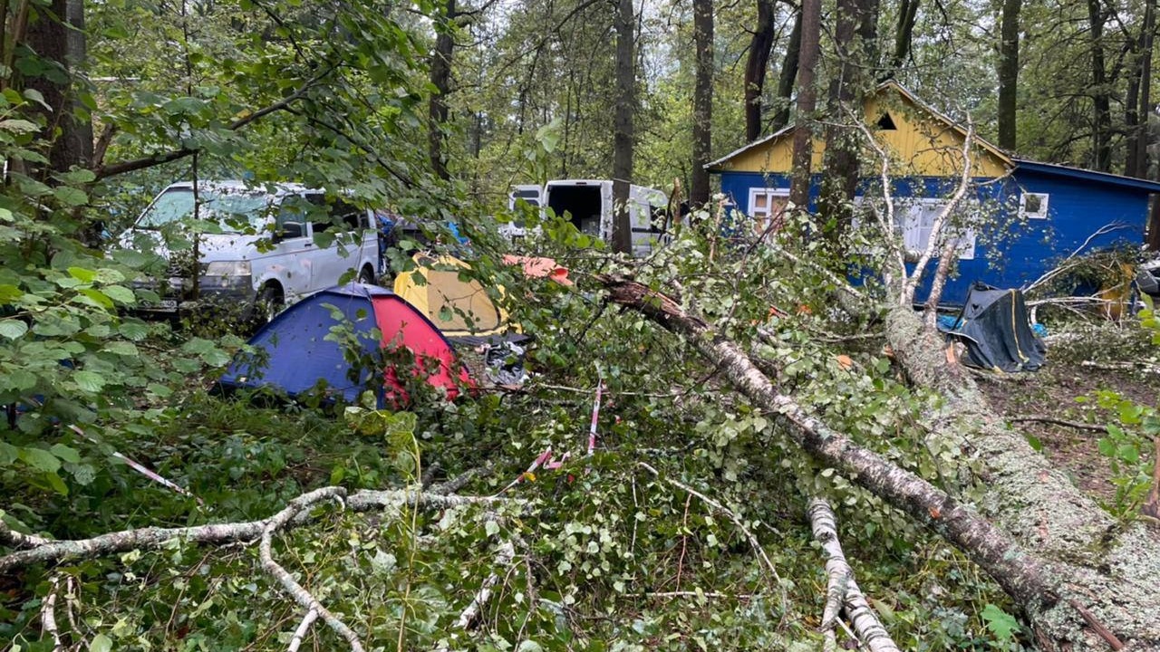 Ураган разгромил палаточный лагерь байкеров под Калугой: два человека погибли