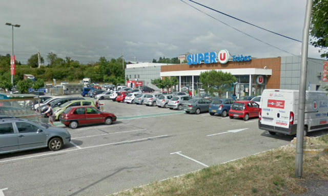 Во французском супермаркете террорист убил мясника и захватил заложников