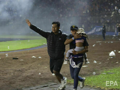В Индонезии в давке на футбольном матче погибли 127 человек
