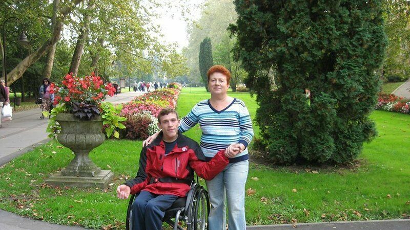 Инвалид-колясочник в одиночку борется за жизнь своей мамы