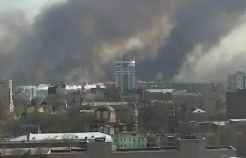 В Ростове-на-Дону при тушении горящего камыша погиб пожарный, город заволокло дымом