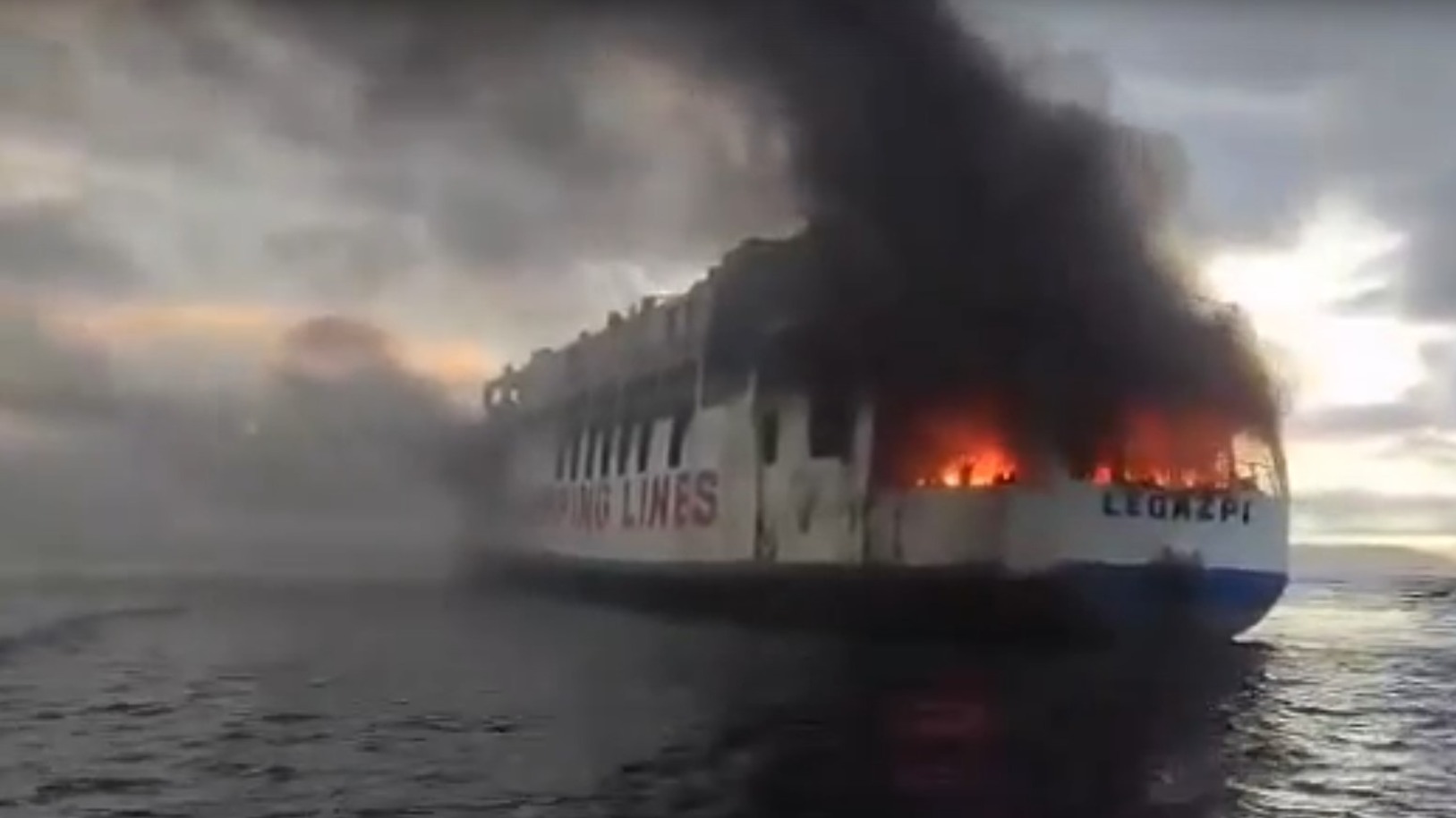 У берегов Филиппин загорелся пассажирский паром со 120 людьми на борту (ВИДЕО)