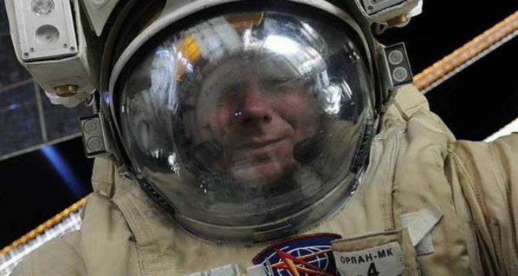 Космонавт Геннадий Падалка сделал селфи во время десятого выхода в открытый космос