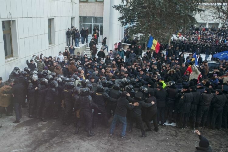 Протестующие в Кишиневе вновь блокировали парламент и организовали шествие по улицам города