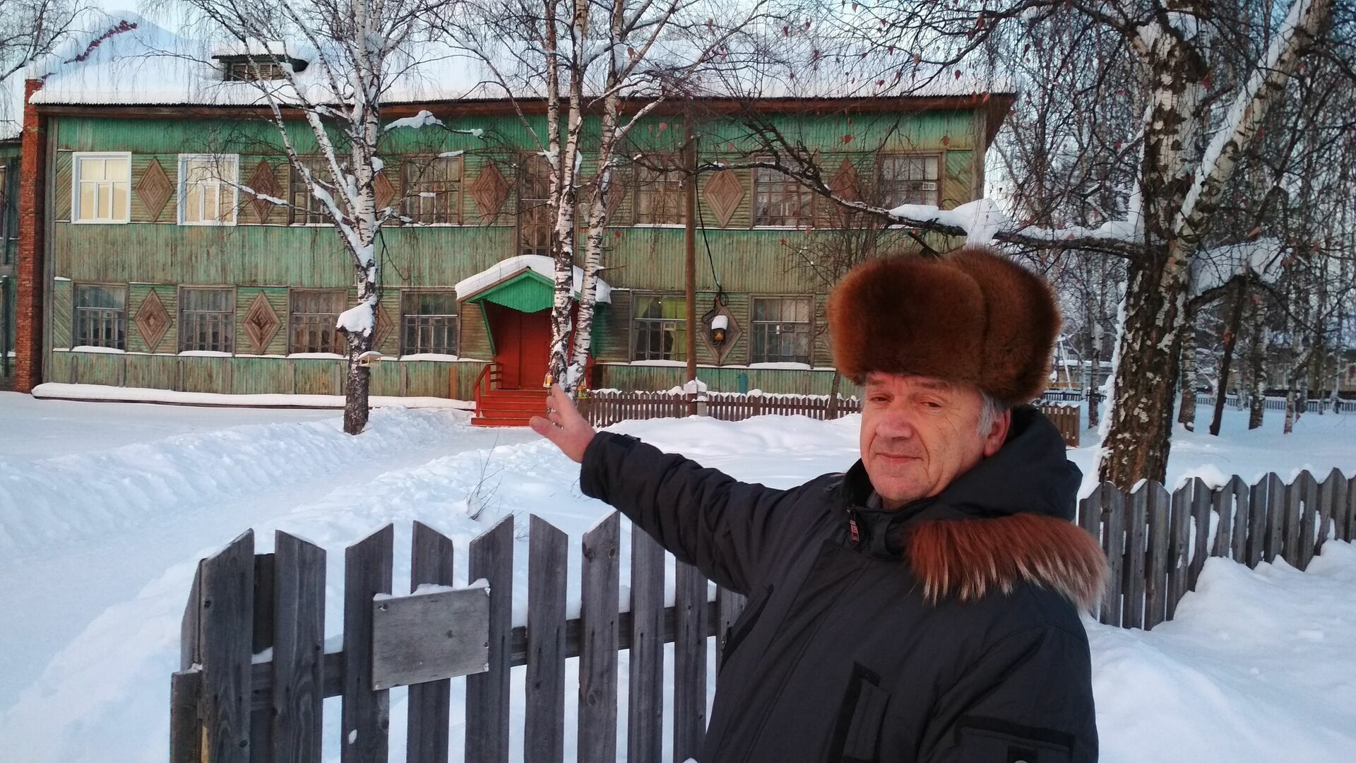 Олег Угрюмов, как и депутат Госдумы, не может "без слез" смотреть на деревянную школу родного Яринска