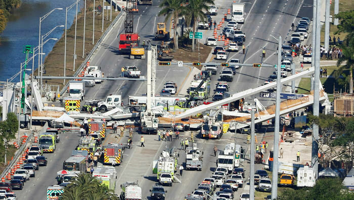 Не менее шести человек погибли при обрушении моста в США