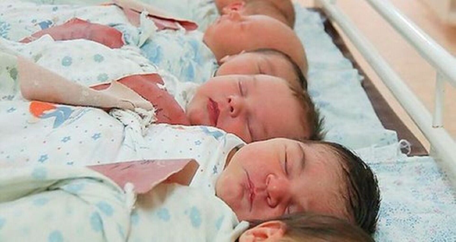 Дети рожденные 2015 году. Новорожденные малыши в роддоме.