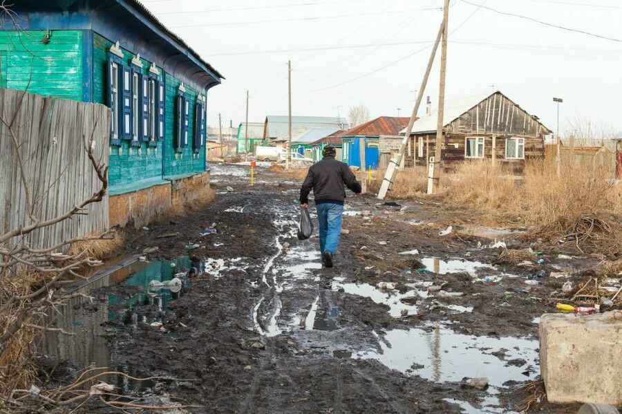 В частном секторе Омска местные жители стали бить дорожных рабочих