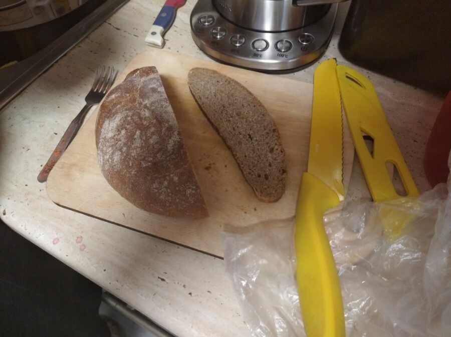 Хлеб есть оказалось возможным, но не откусывая, а ломая на крошечные кусочки 