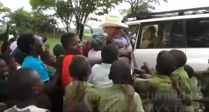 "Барин вернулся!" В Зимбабве с радостью встречают белых фермеров