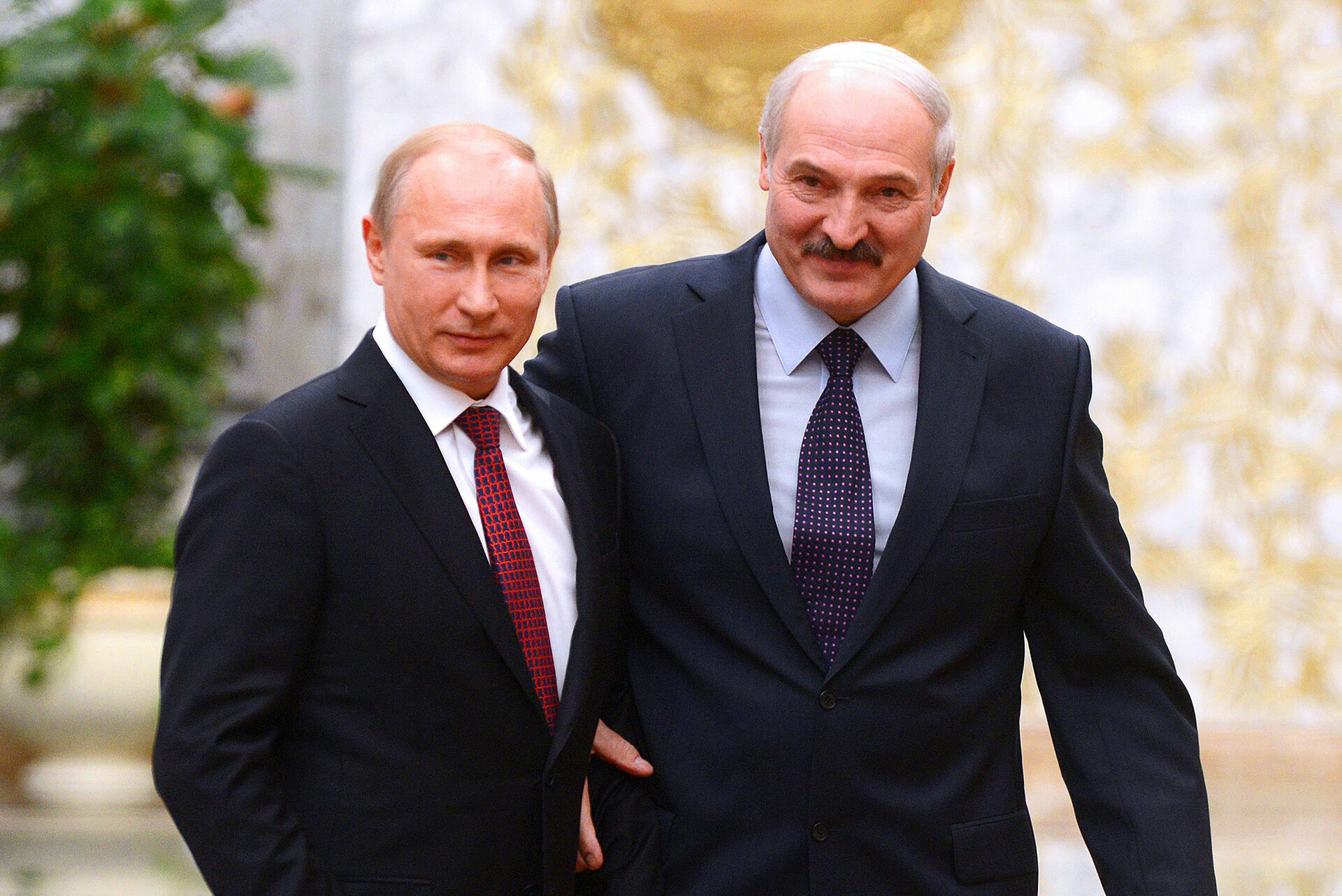 Путин пообещал Белоруссии помощь на фоне ужесточения санкций ЕС