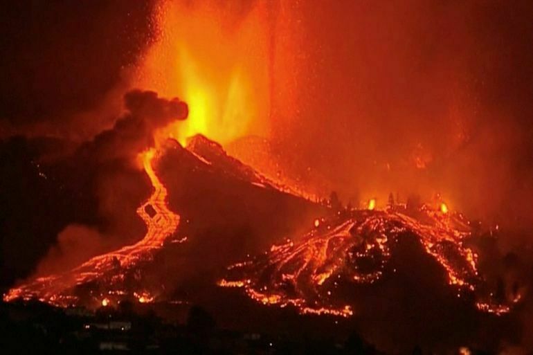 На вулкан, извергающийся на острове Пальма, предложили сбросить бомбу