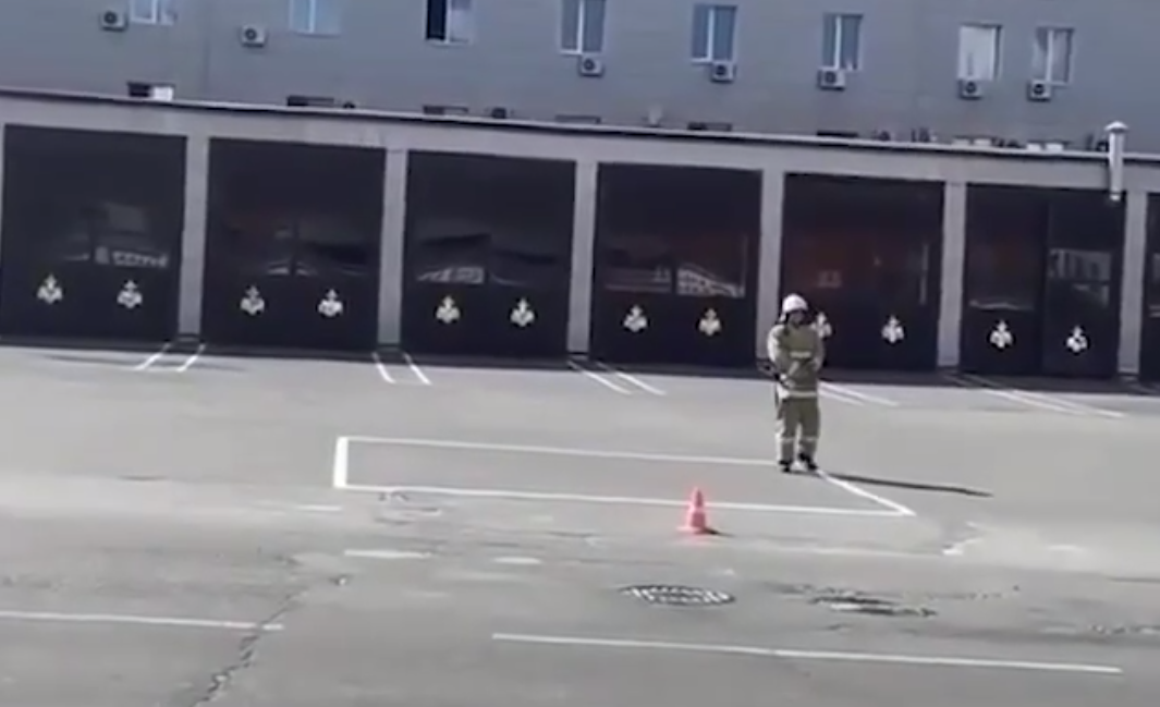 Видео дня: сотрудник МЧС Липецка сторожит нарисованный на асфальте квадрат