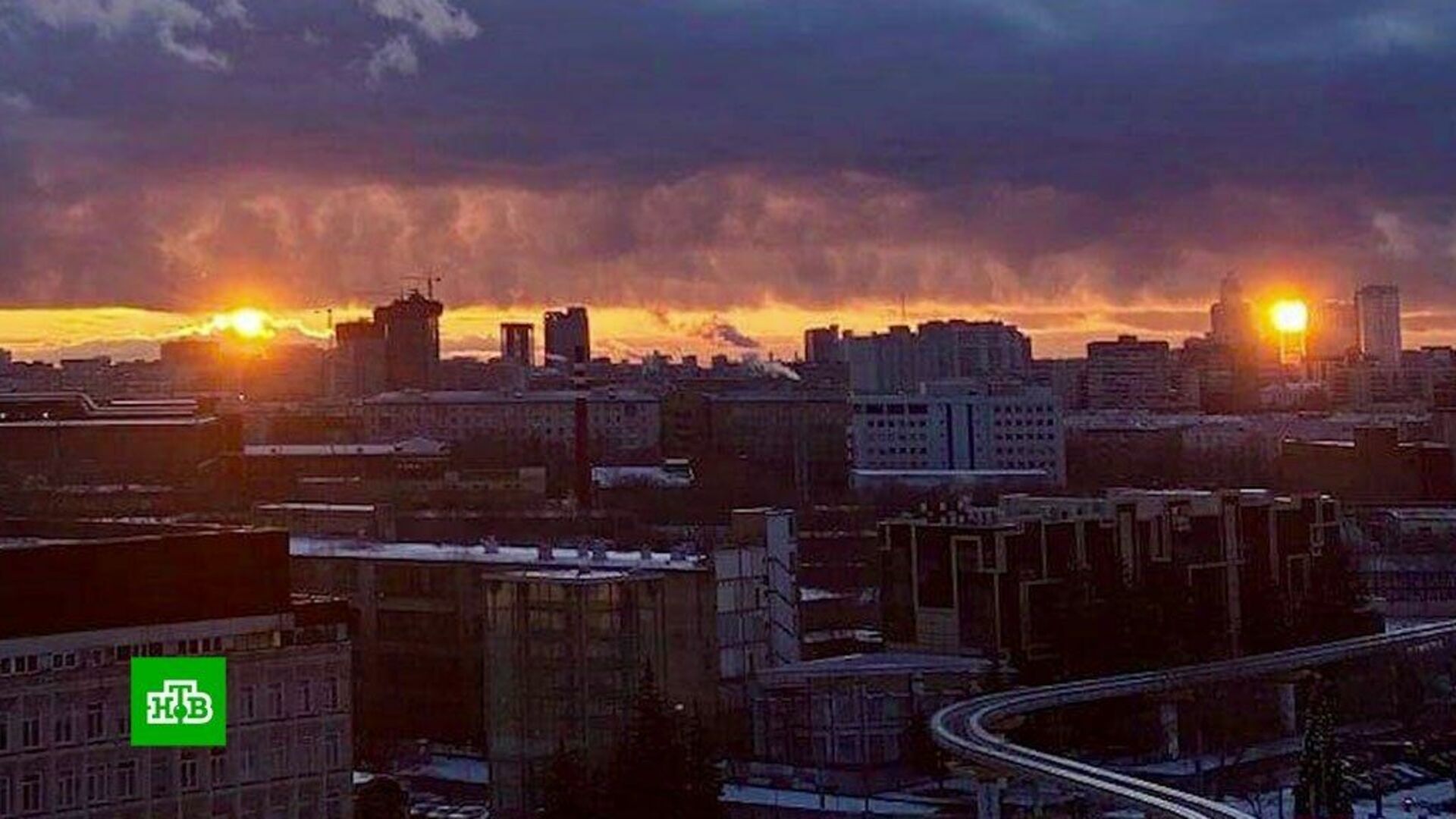 Восход 22 июня. Паргелий (ложное солнце, три солнца). Два солнца на небе в Москве. Паргелий в Москве. Три солнца в Москве.