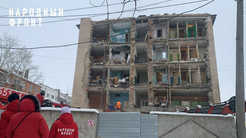 В Челябинске в мороз рабочие разобрали стену многоквартирного дома