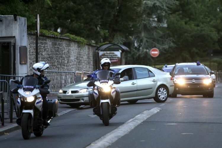 В пригороде Парижа найден автомобиль с тремя автоматами Калашникова