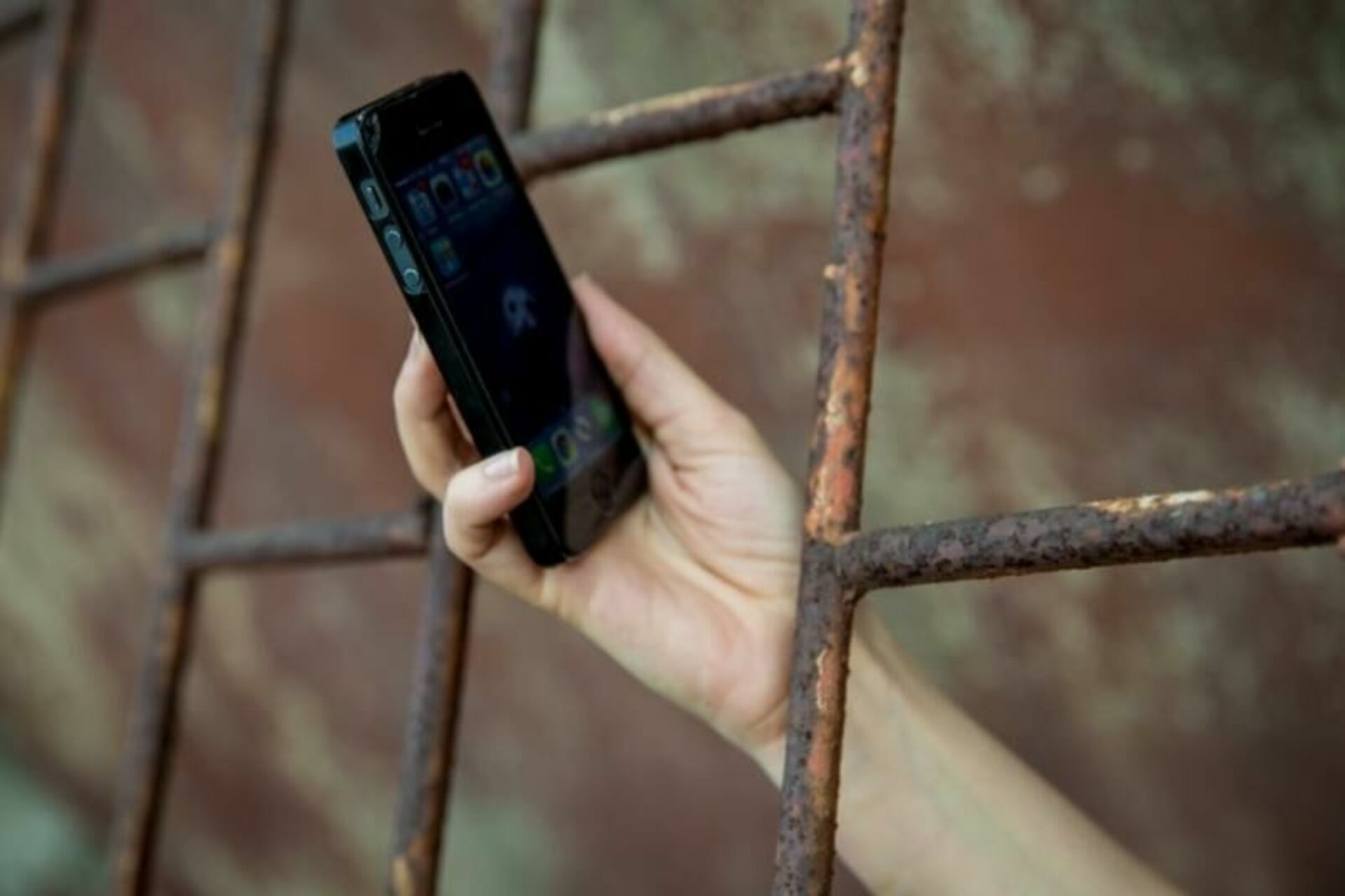 Мошенничество в тюрьме. Телефон в тюрьме. Мобильник в тюрьме. Осужденные телефон. Телефон в колонии.