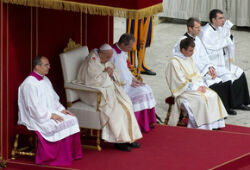В Ватикане Папа Франциск провозгласил святыми двух предшественников