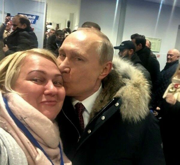 Блогер раскрыла имя и место работы женщины, которую целует Путин