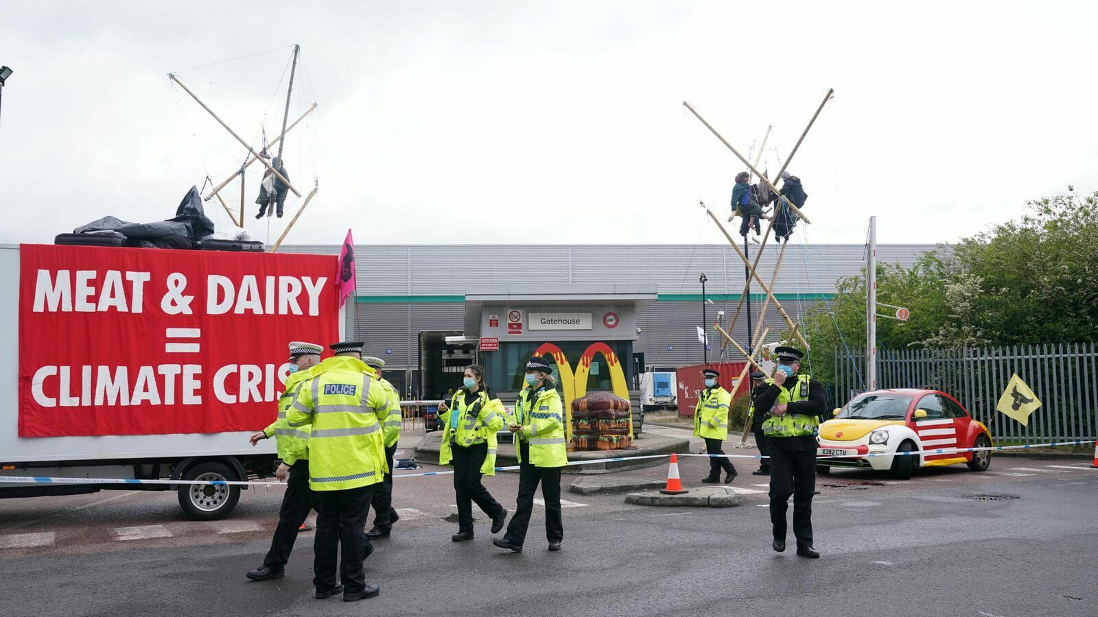 Борцы за права животных заблокировали выезд со складов McDonald's в Великобритании