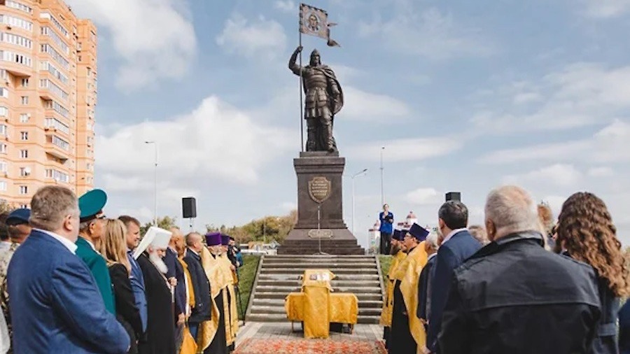 В Липецке открыли памятник Александру Невскому с цитатой из песни SHAMAN