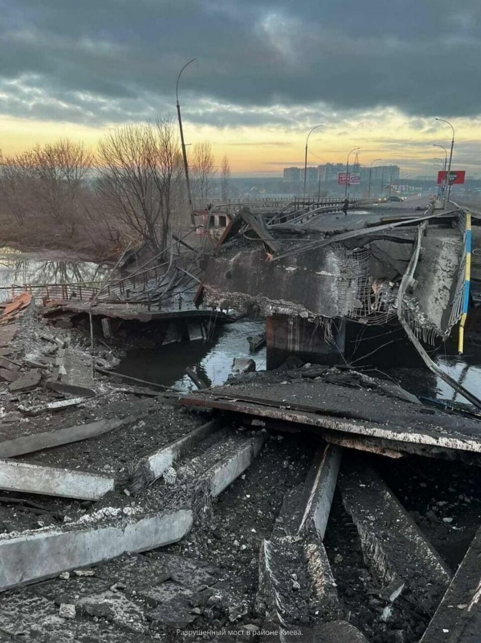 Украинские военные взорвали мост на подступах к Киеву