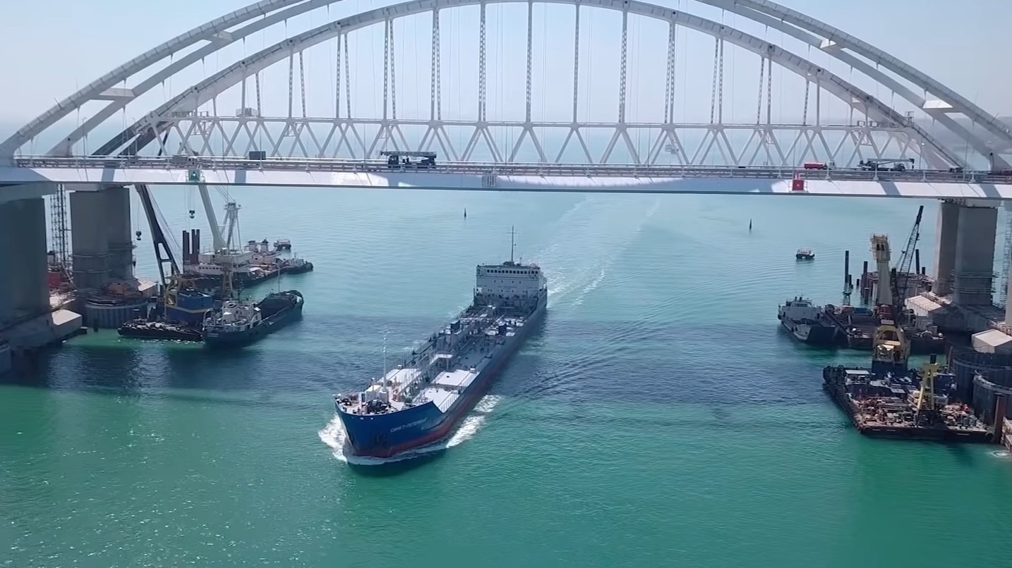Движение по Крымскому мосту перекроют до 29 сентября