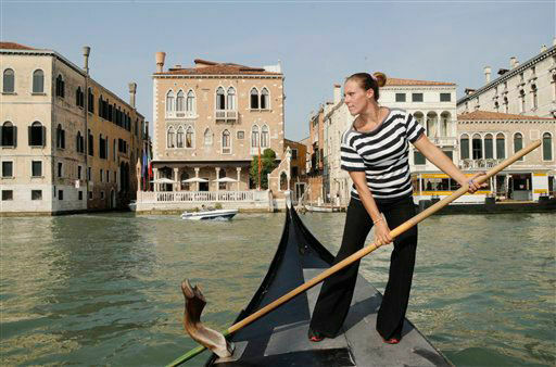 Девушка с веслом. В Венеции появилась первая женщина-гондольер