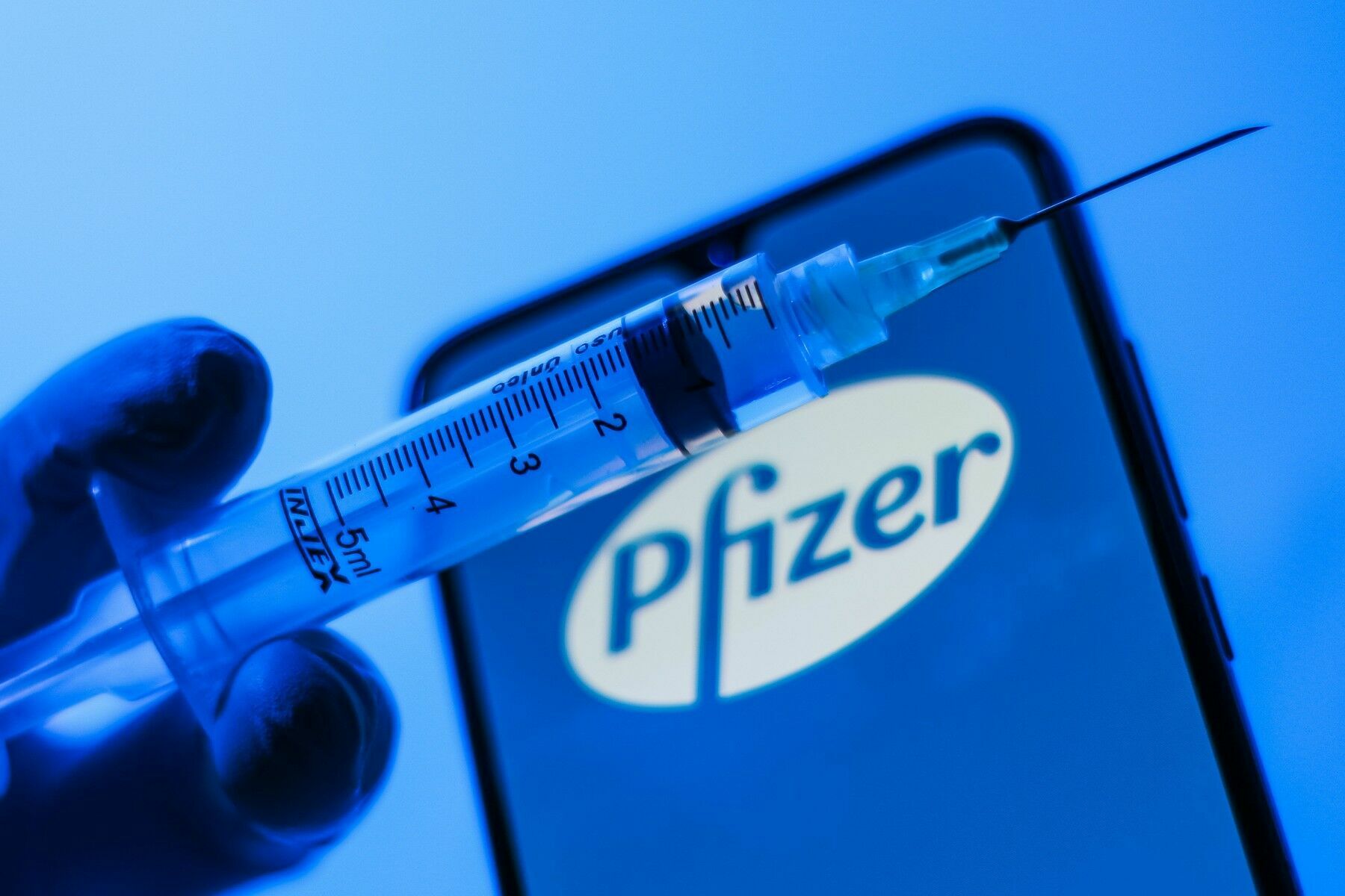 Ученые заявили, что вакцина Pfizer в 32 раза менее эффективна против «Омикрона»