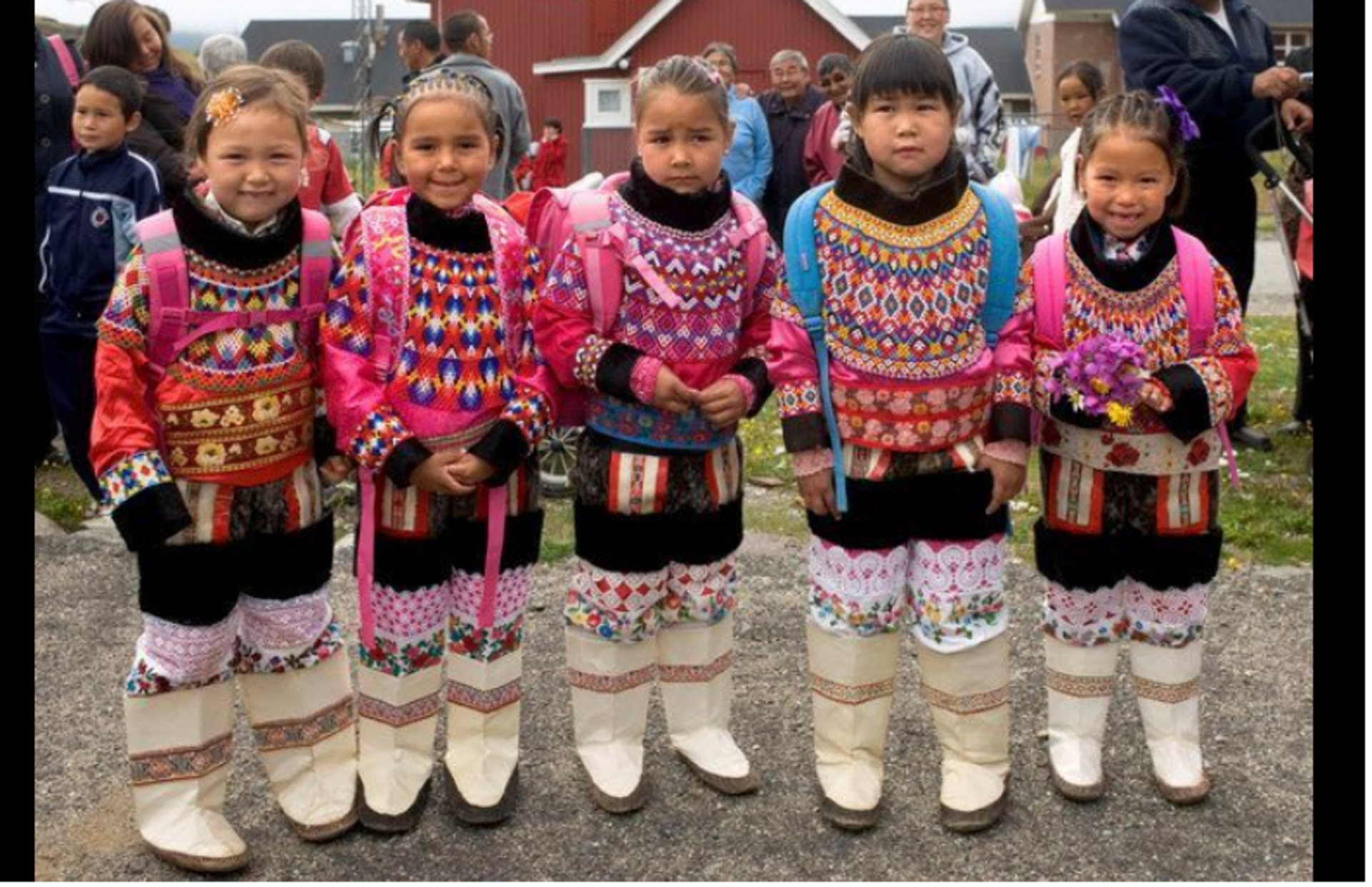 Иннуиты какой народ. Эскимосы гренландцы. Инуиты Гренландии. Эскимосы Гренландии. Национальный костюм Гренландии.