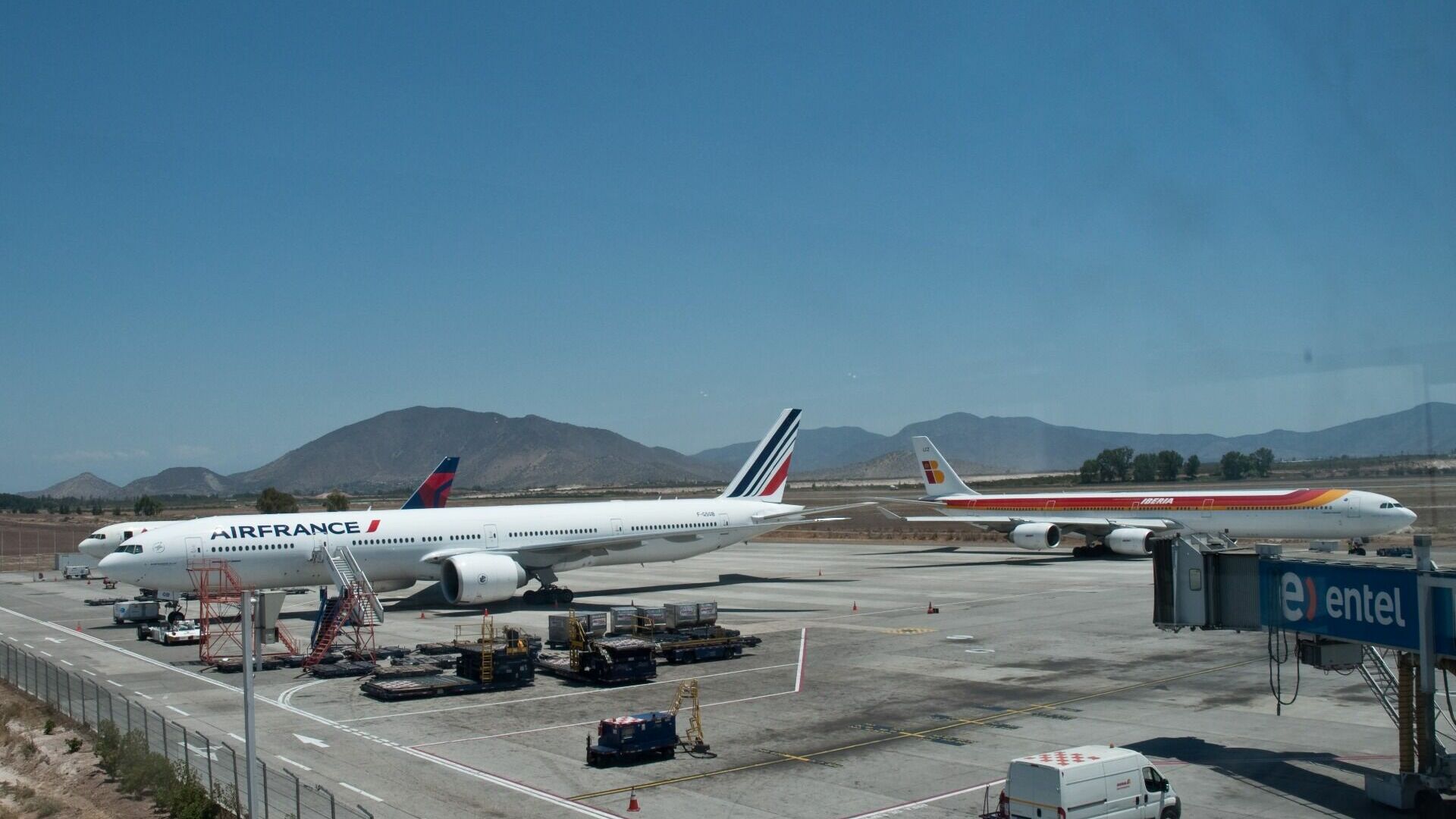 В Чили охрана аэропорта сорвала попытку ограбления самолета с $32 млн.