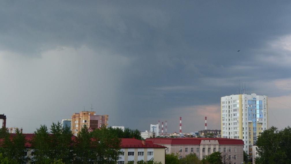 Удар молнии поджег пятиэтажку в Омске